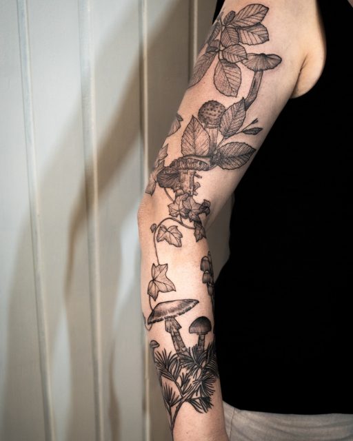 🍄 Pilzparadies für Vroni 

In zwei Sitzungen durfte dieses große Pilzsleeve entstehen – mit all den kleinen Details, die wir beide lieben: u.a. Helmlinge, Amanita, Risspilze, Pfifferlinge, Efeu, Fichtennadeln und Buchenblätter haben ihren Platz gefunden und ergeben zusammen ein richtiges kleines Walduniversum. 🌿

Vroni ist für das Projekt extra weit angereist – danke dir von Herzen für dein Vertrauen und die schöne gemeinsame Zeit! 

Welcher Pilz ist euer Favorit im Motiv? 👀

#mushroomart #tattooinspo #naturelove #blackandgreytattoo #atelierherbariumbynuui