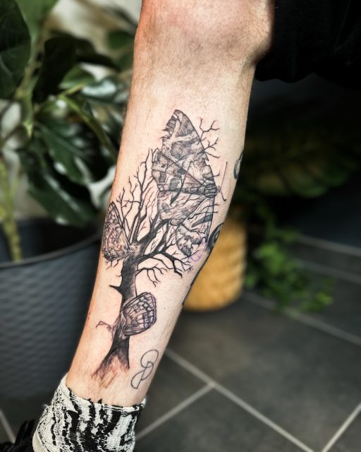 Verwoben.

Für Valentin ist ein kahler Baum am Bein entstanden – reduziert, klar, mit viel Raum.

In seinen Ästen und im Stamm tauchen Falter auf:
eine Spanische Flagge, ein Distelfalter und ein Schachbrettfalter.
Nicht einfach „daraufgesetzt“, sondern mit dem Baum verbunden – als würden sie aus ihm heraus entstehen oder in ihm weiterleben.

Bewegung und Stillstand treffen aufeinander.
Leichtigkeit in einer Struktur, die eigentlich starr wirkt.

Feine Linien und bewusste Platzierungen lassen das Motiv ruhig wirken – trotz der Spannung, die darin liegt.

Danke, Valentin, für dieses tolle Motiv und dein Vertrauen! 🫶🏼

#tattookoeln #blackandgreytattoo #finelinetattoo #naturtattoo #atelierherbariumbynuui