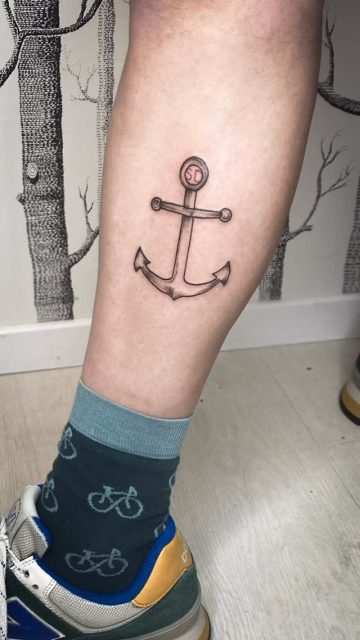 Anker. Geschwisterliebe.
Und irgendwann wird aus einem einzelnen Tattoo eine ganze Geschichte!

Bei Jan ist jedes Motiv mit Bedeutung gewachsen - für Familie, für Musik, für das, was ihn antreibt.

Genau das liebe ich an langfristigen Tattoo-Projekten: man kommt als Gast und geht als Freund*in. 

Danke Jan, für diese tolle gemeinsame Zeit! 

Welches Tattoo hat für dich eine Bedeutung? 💬

#tattookoeln #naturalistictattoo #meaningfultattoos #blackandgreytattoo #atelierherbariumbynuui