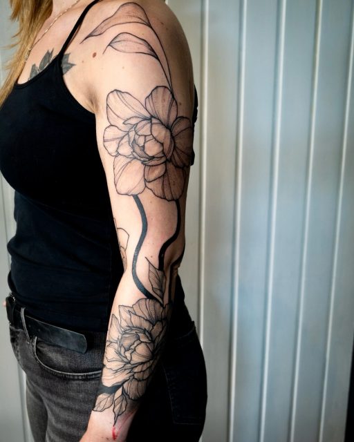 Pfingstrosen. Schwarzflächen. Kontrast.

Tessas Arm entwickelt sich von der Hand bis über die Schulter – fein ausgearbeitete Pfingstrosen und Blätter im naturalistic black and grey Stil.

Dazwischen stehen bewusst gesetzte, vollständig geschwärzte Flächen.

Das Projekt ist noch nicht abgeschlossen.
Weitere Partien werden folgen und die Schwarzbereiche erweitern. Danke, Tessa, für dein Vertrauen in meine Arbeit und die schönen Termine! 🫶🏼

Große Arbeiten entstehen Schritt für Schritt.
Sie dürfen wachsen und sich verändern.

#tattookoeln #blackandgreytattoo #floraltattoo #sleevetattoo #atelierherbariumbynuui