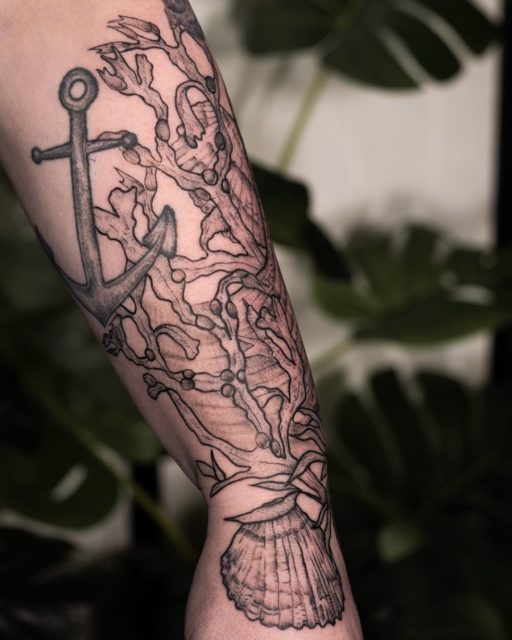 Manche Tattoos entstehen nicht auf einmal.
Sie wachsen.

Sonjas maritimes Projekt begann mit einem Leuchtturm auf dem Oberarm. Nach und nach kamen ein Anker, Muscheln und das Schiff in Wellen dazu. Jetzt durfte das Motiv weiterziehen auf Unterarm und Hand. 

Ein Teil eines Wikingerboots, umspielt von Algen und Muscheln. Als würde es schon lange dort im Wasser liegen.

Ich liebe solche Projekte.
Wenn sich ein Armsleeve Stück für Stück zu einer zusammenhängenden Geschichte entwickelt.

Danke, liebe Sonja, für dein Vertrauen und die immer wieder tollen Termine mit dir! 🫶🏼

Was denkst du: lieber alles auf einmal oder über Jahre wachsen lassen?

#tattookoeln #blackandgreytattoo #maritimetattoo #tattooprojekt #atelierherbariumbynuui