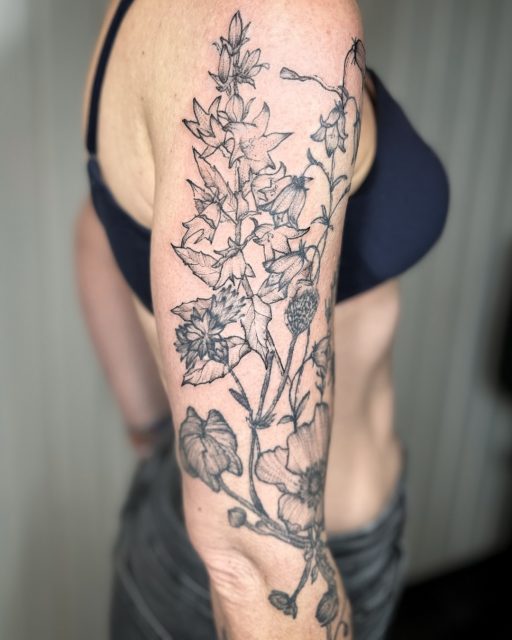Manche Tattoos wachsen wie eine Wiese. 

Bei Nicola haben wir über mehrere Termine hinweg einen ganzen Sleeve voller Wildblumen entwickelt.

Zum Schluss durften noch ein paar Glockenblumen auf dem Oberarm einziehen.
Damit ist das Projekt vorerst abgeschlossen und der Wildblumenarm vollständig.

Ich mag es sehr, wenn Motive sich über die Zeit entwickeln und Stück für Stück zusammenfinden –
bis irgendwann alles miteinander im Gleichgewicht steht.

Danke, Nicola, für dieses tolle Projekt, dein Vertrauen und die schöne gemeinsame Zeit! 🫶🏼

#tattookoeln #wildblumentattoo #blackandgreytattoo #botanicaltattoo #atelierherbariumbynuui