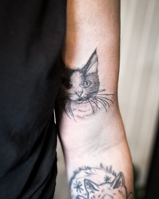 Manche Tattoos tragen mehr als nur ein Bild.

Maike trägt nun den Kopf ihrer verstorbenen Katze auf der Innenseite ihres Oberarms. Ein kleines Porträt als Erinnerung an all die gemeinsamen Jahre.
Die Innenseite des Arms ist ein sehr persönlicher Ort für so eine Erinnerung – nah am Körper, nah am Herzen.

Danke, Maike, für dein Vertrauen und dafür, dass ich diese Erinnerung für dich festhalten durfte. 🫶🏼 

(Das Tattoo auf dem Unterarm ist nicht von mir.)

#tattookoeln #petportraittattoo #blackandgreytattoo #finelinetattoo #atelierherbariumbynuui