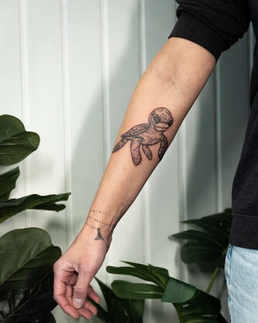 Von Kinderhand gezeichnet. Für immer getragen.

Sonja hat sich eine Zeichnung ihres Kindes tätowieren lassen – eine Schildkröte, so wie sie entstanden ist.

Ich habe die Vorlage bewusst beibehalten und sie mit Schattierungen in meinem Stil ergänzt.

Solche Motive sind mehr als nur ein Bild.
Sie tragen eine Geschichte, die man nicht neu entwerfen kann.

#tattookoeln #turtletattoo #tattoomitbedeutung #blackandgreytattoo #atelierherbariumbynuui
