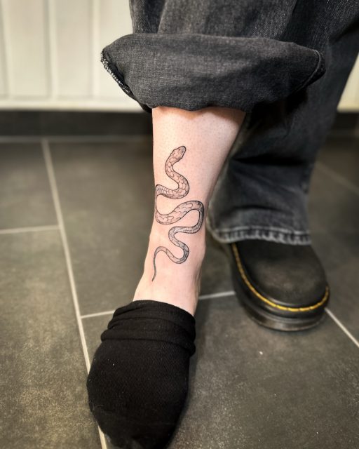 Manche Motive brauchen genau diesen Platz.

Für Lucy ist eine feine Schlange am Übergang vom Fuß zum Bein entstanden – leicht geschwungen und in Bewegung gedacht.

Gerade an solchen Stellen spielt die Platzierung eine große Rolle. Das Motiv folgt der Form des Körpers, statt einfach nur darauf zu sitzen.

Danke dir, Lucy, für dein Vertrauen und dass ich dich schon so lange begleiten darf. 🫶🏼

#tattookoeln #finelinetattoo #schlangentattoo #blackandgreytattoo #atelierherbariumbynuui