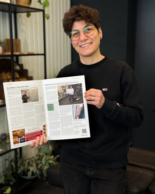 Manchmal fühlt sich ein kleiner Moment ziemlich groß an.

Vor ein paar Wochen ist im Nippes Magazin ein redaktioneller Beitrag über das Atelier Herbarium erschienen.
Es ist schön zu sehen, wie sich das Atelier langsam immer mehr im Veedel zeigt und Teil davon wird.

Der Artikel hängt jetzt auch im Schaufenster – als kleine Erinnerung daran, wie alles wächst. 

Und weil es so gut passt:
Am 25. April öffne ich von 11–18 Uhr die Türen für ein offenes Atelier.
Wer neugierig ist, kann vorbeikommen, sich umschauen, Kunst entdecken oder einfach kurz auf ein Gespräch reinschauen.

Ich freue mich auf euch.

#tattookoeln #artcologne #koelnnippes #kölnistcool #atelerherbariumbynuui