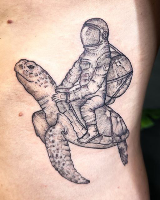 Irgendwo zwischen Raum und Meer.

Für Daniel ist dieser Astronaut auf dem Rippenbogen entstanden – unterwegs auf einer Schildkröte.
Ein Motiv, das sich nicht festlegen will und genau deshalb funktioniert.

Verspielt, ein bisschen surreal und trotzdem ruhig in der Umsetzung.

Danke dir, Daniel, für dein Vertrauen und dieses grandiose Motiv! 🥰

#tattookoeln #blackandgreytattoo #finelinetattoo #surrealtattoo #atelierherbariumbynuui