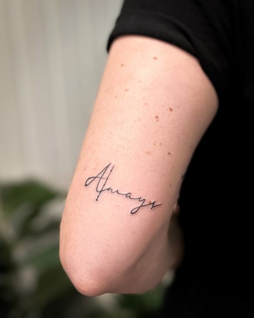 Manche Motive erkennt man sofort ⚡

Für Maja und Nicole sind diese drei kleinen Harry-Potter-Tattoos entstanden:
„always“, das Gleis 9 3/4 und ein kleiner Besen.

Fein, schlicht und trotzdem voller Erinnerungen an eine Geschichte, mit der viele von uns aufgewachsen sind. ✨

Danke euch beiden für euer Vertrauen 🫶🏼

#tattookoeln #harrypottertattoo #finelinetattoo #blackandgreytattoo #atelierherbariumbynuui