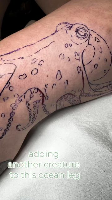 Manche Tattoos fühlen sich an, als hätten sie schon immer dorthin gehört.

Für Lea durfte ihr Ozeanbein weiterwachsen — diesmal mit einem Oktopus, der sich um Knie und Oberschenkel legt und sich zwischen Algen und Quallen einfügt.

Ich liebe solche Projekte, die nicht auf einmal entstehen müssen. Die mit der Zeit wachsen, sich verändern und langsam zu einer eigenen kleinen Welt werden.

Danke dir, Lea 🫶🏼🐙

#tattookoeln #octopustattoo #oceantattoo #finelinetattoo #atelierherbariumbynuui