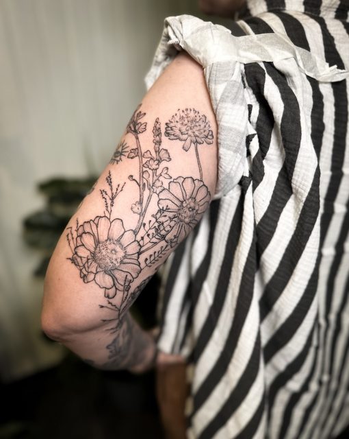 Die Blumenwiese wächst weiter. 

Katrins Arm begleitet mich schon eine ganze Weile. Nachdem bereits Blumen und botanische Elemente auf dem Unterarm entstanden sind, durfte das Motiv nun auf die Rückseite des Oberarms weiterwachsen.

Ich mag es sehr, wenn Tattoos nicht als einzelne Bilder stehen bleiben, sondern sich nach und nach miteinander verbinden und eine gemeinsame Richtung entwickeln.

Danke dir, Katrin, für dein Vertrauen und dafür, dass ich dieses Projekt begleiten darf. Es ist immer wieder schön mit dir! 🫶🏼

#tattookoeln #botanicaltattoo #floraltattoo #tattooprojekt #atelierherbariumbynuui