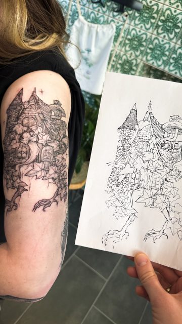 Häuser gibt es viele.
Aber nur wenige stehen auf Hühnerbeinen.

Für Maja ist dieses Baba-Yaga-Hexenhaus auf dem Oberarm entstanden – inspiriert von alten Geschichten, dunklen Wäldern und der Magie, die irgendwo zwischen Märchen und Mythos liegt.

Ich liebe Motive, die ihre ganz eigene Welt mitbringen und ein bisschen Raum für Fantasie lassen.

Und wer genau hinschaut, entdeckt sogar einen kleinen Gastauftritt von Dobbi 🐶🖤

Danke dir, Maja, für dein Vertrauen und diese besondere Idee.

#babayagatattoo #colognetattoo #witchtattoo #tattooköln #atelierherbariumbynuui