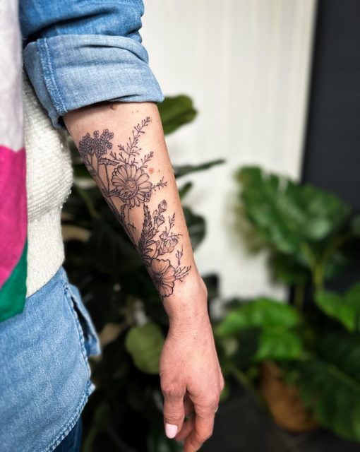 Nicht jeder Blumenstrauß gehört in eine Vase.

Für Sonja ist diese Naturwiese auf dem Unterarm entstanden – mit verschiedenen Wildblumen, Blüten und Gräsern, die sich locker miteinander verbinden und den Arm umspielen.

Ich mag Motive, die nicht perfekt geordnet sind. Gerade in der Natur entsteht Schönheit oft durch Vielfalt, unterschiedliche Formen und ein bisschen Unvorhersehbarkeit.

Danke dir, Sonja, für dein Vertrauen und dafür, dass ich diese kleine Wiese für dich gestalten durfte. 🌿🫶🏼

#tattookoeln #wildblumentattoo #botanicaltattoo #naturtattoo #atelierherbariumbynuui