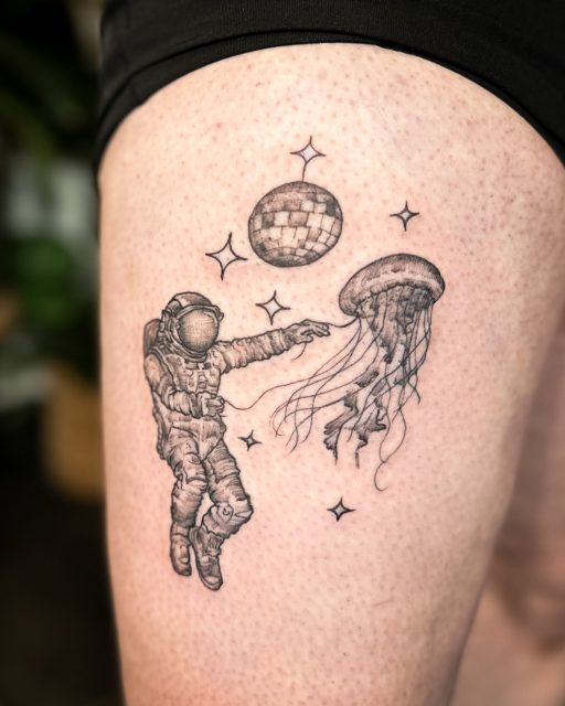 Manchmal muss ein Motiv einfach ein bisschen seltsam sein. 🪐🪼✨

Maike hat diesem WannaDo ein Zuhause auf ihrem Oberschenkel gegeben.
Ein Astronaut, der eine Qualle an Zügeln führt, darüber eine Discokugel.
Keine Ahnung, wohin die Reise geht. Aber sie sieht ziemlich gut aus.

Ich liebe solche Motive, die nicht unbedingt eine Erklärung brauchen, sondern einfach ihre eigene kleine Welt mitbringen.

Danke dir, Maike, dass du dich auf dieses Motiv eingelassen hast. 🫶🏼🥰

#tattookoeln #wannado #blackandgreytattoo #surrealtattoo #atelierherbariumbynuui