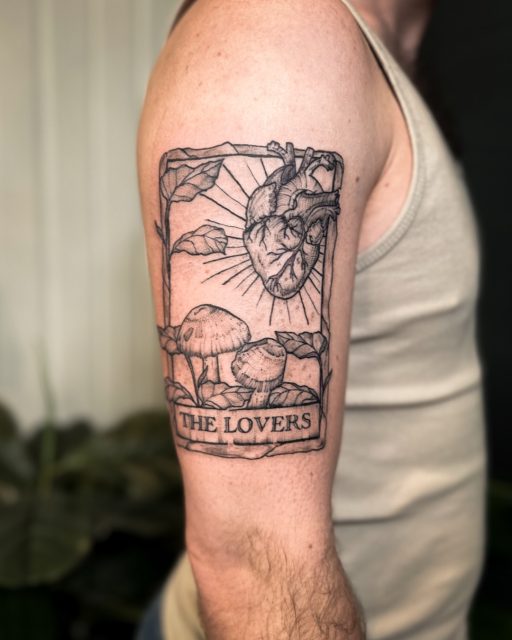 The Lovers – aber ein bisschen anders. 

Diese WannaDo-Zeichnung durfte bei Tobi auf den Oberarm wandern.

Zwei Pilze und ein strahlendes anatomisches Herz, zusammen als meine eigene Interpretation der Tarotkarte „The Lovers“.

Ich mag die Idee, bekannte Symbole so zusammenzubringen, dass daraus etwas Eigenes entsteht. Zwischen Tarotkarte, Natur und Anatomie ist dabei ein Motiv entstanden, das seine ganz eigene Geschichte erzählt.

Swipe für einen kleinen Blick hinter die Entstehung: von der WannaDo-Zeichnung über die Blaupause bis zum fertigen Tattoo. 🖤

Danke dir, Tobi, dass du dieser Karte einen Platz auf deiner Haut gegeben hast. 🫶🏼

#tattookoeln #wannado #tarottattoo #mushroomtattoo #atelierherbariumbynuui