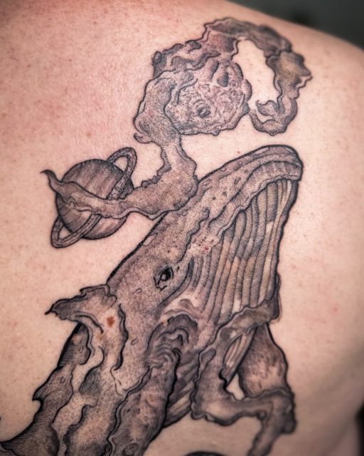 Vom Print auf die Haut.

Stoffel hatte sich diesen Wal schon vor einiger Zeit als Print gekauft. Das Motiv hat ihm so gut gefallen, dass er es auch gerne als Tattoo haben wollte und jetzt hat es einen Platz auf seinem Rücken gefunden. 😍

Ein Wal, umgeben von Wellen und Planeten. Ein bisschen Ozean, ein bisschen Kosmos und dazwischen ein Motiv, das beides miteinander verbindet.

Danke dir, Stoffel, dass du meine Zeichnung jetzt auch als Tattoo bei dir trägst! 🧡

Swipe für Details und einen Blick auf die ursprüngliche Zeichnung. 

#whaletattoo #oceantattoo #surrealtattoo #wannado #atelierherbariumbynuui