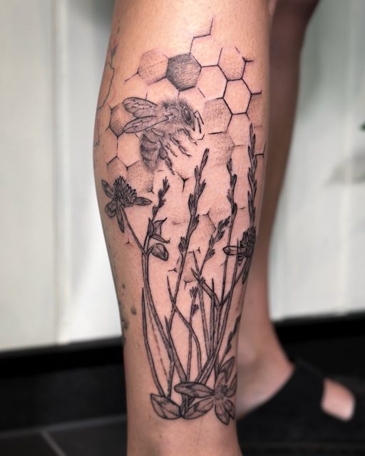 Zwischen Wiesenklee und Waben.

Für Martina ist dieses botanische Motiv am Unterschenkel entstanden: Wiesenklee, darüber eine fliegende Biene und dahinter ein Muster aus Bienenwaben, das sich mit feinen Schattierungen zum Knie hin auflöst.

Mich reizt an solchen Motiven, unterschiedliche Strukturen miteinander zu verbinden. Hier die organischen Formen der Pflanze und die klaren Linien der Waben. Alles perfekt angepasst an die Anatomie.

Danke dir, Martina, für dein Vertrauen. 🥰

#botanicaltattoo #beetattoo #blackandgreytattoo #tattookoeln #atelierherbariumbynuui