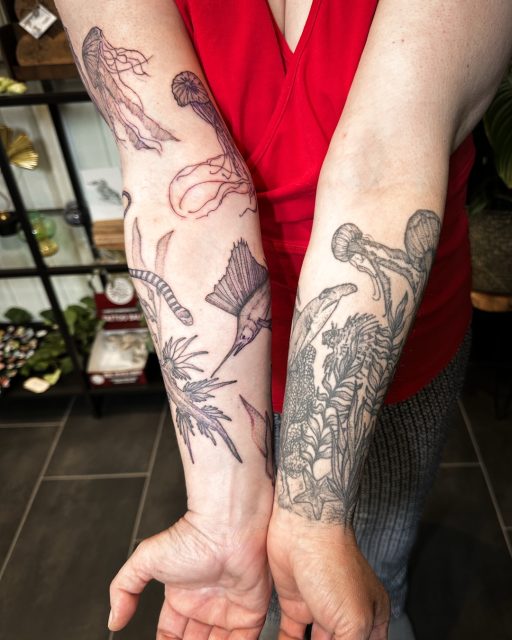 Das zweite Unterwasser-Sleeve ist fertig. 🌊
Vorletztes Jahr haben wir den ersten Arm gemacht, jetzt ist der zweite dazugekommen. Sabrina ist dafür wieder extra aus Süddeutschland nach Köln gereist, und gemeinsam haben wir noch einmal einen ganzen Arm voller Meeresbewohner entstehen lassen.
Das Tafelbild zeigt eine meiner Lieblingsfiguren daraus: die Schildkrötenkopf-Seeschlange (Emydocephalus annulatus). Ihre Haut bindet Schadstoffe wie Arsen, die sie beim Häuten wieder ausscheidet. In verschmutzten Gewässern sind manche Tiere deshalb komplett schwarz. 🐍
Die Tafeln gehören zu meiner Herbarium-Reihe: Jedes Wesen bekommt seinen Namen, seine Zeichnung und ein paar Fakten, wie ein Bogen aus einem alten Naturkundebuch.
Danke für dein Vertrauen und dass du wieder die weite Reise auf dich genommen hast! 🫶🏼
📆 Termine wieder ab Februar 2027. Anfragen gern per Mail oder DM.
#tattookoeln #sleevetattoo #seeschlange #herbarium #atelierherbariumbynuui