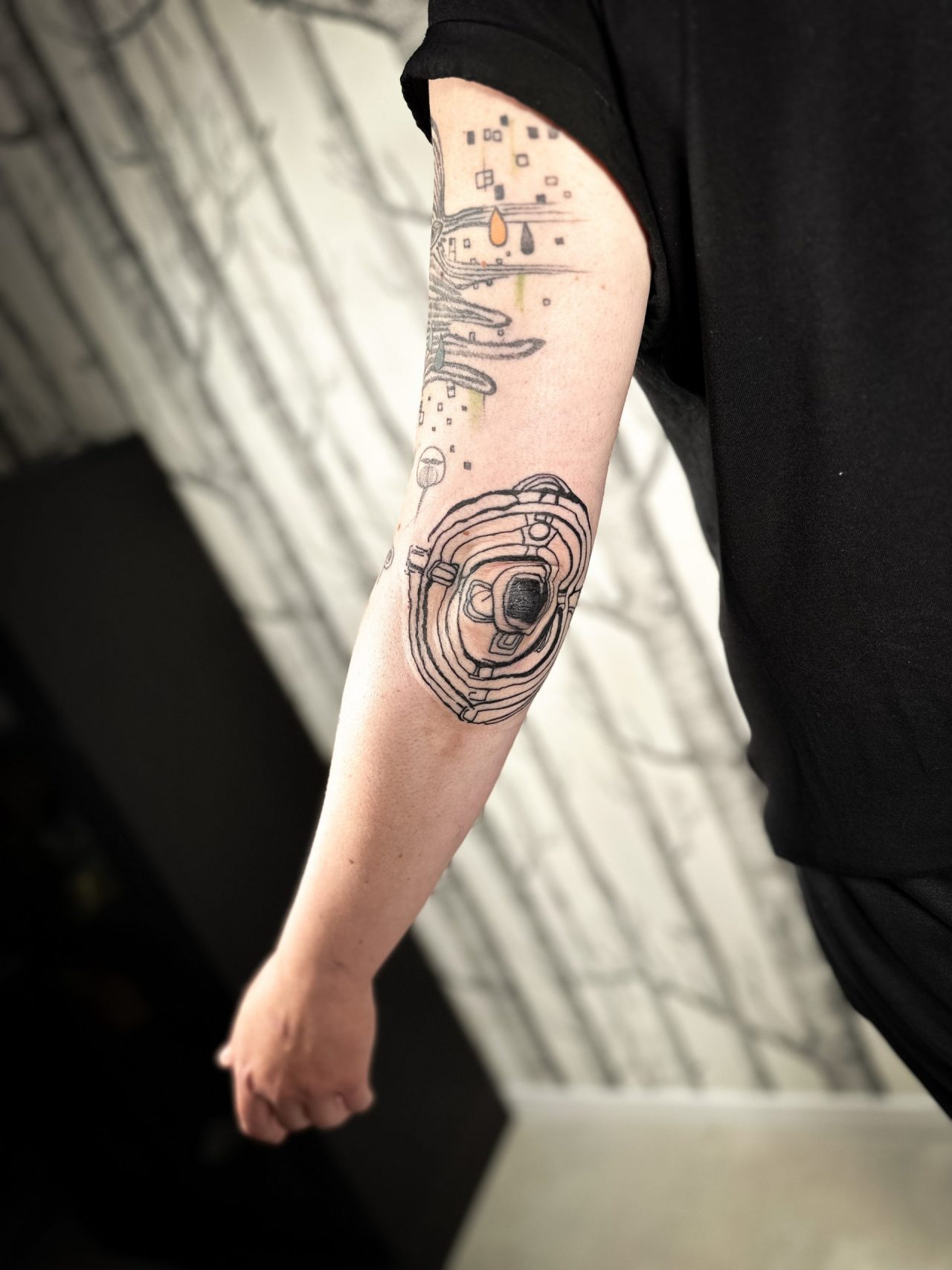 Ellenbogentattoo: Spirale nach Hundertwasser