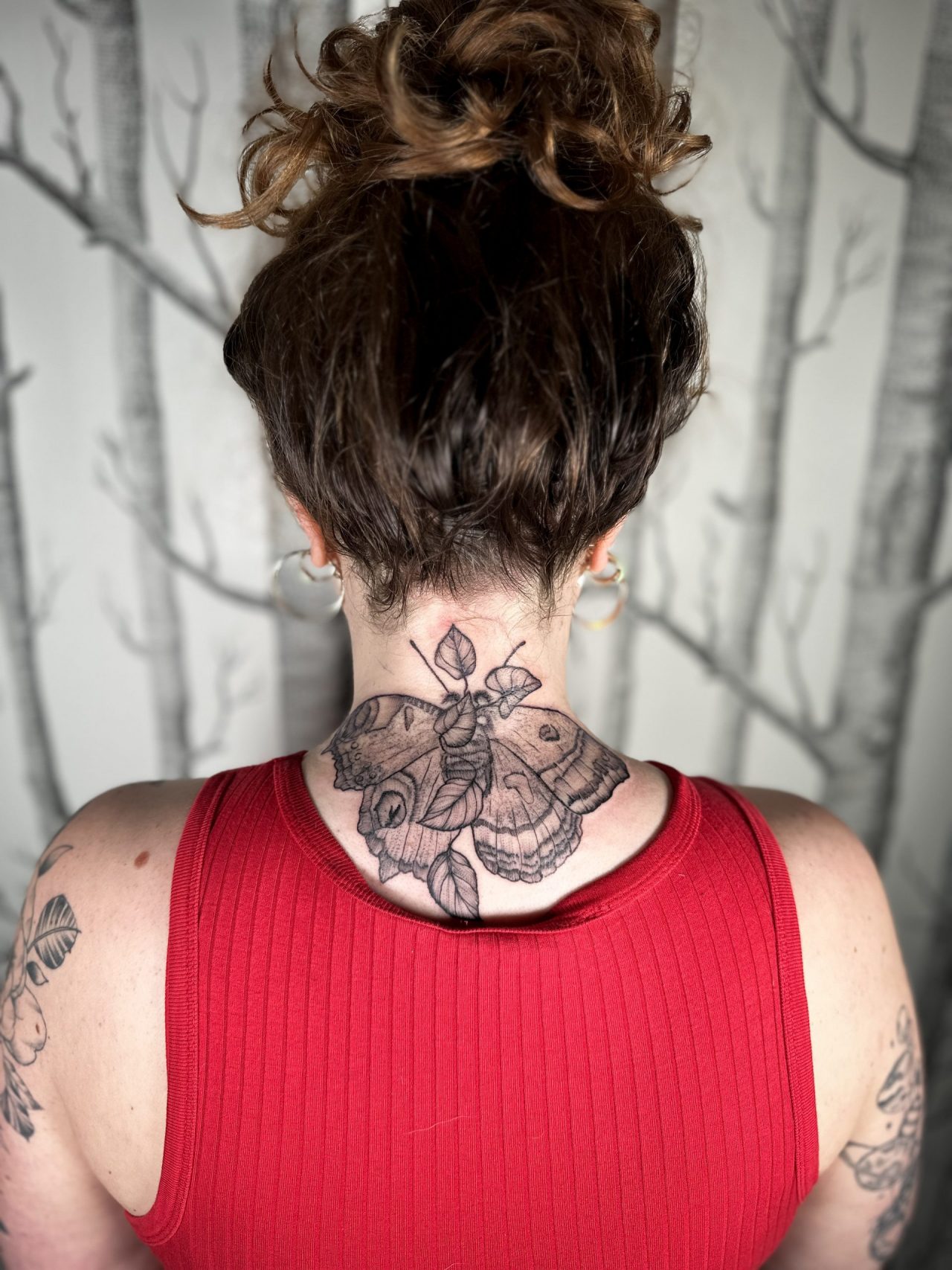 Nackentattoo: halb Schmetterling, halb Tagpfauenauge