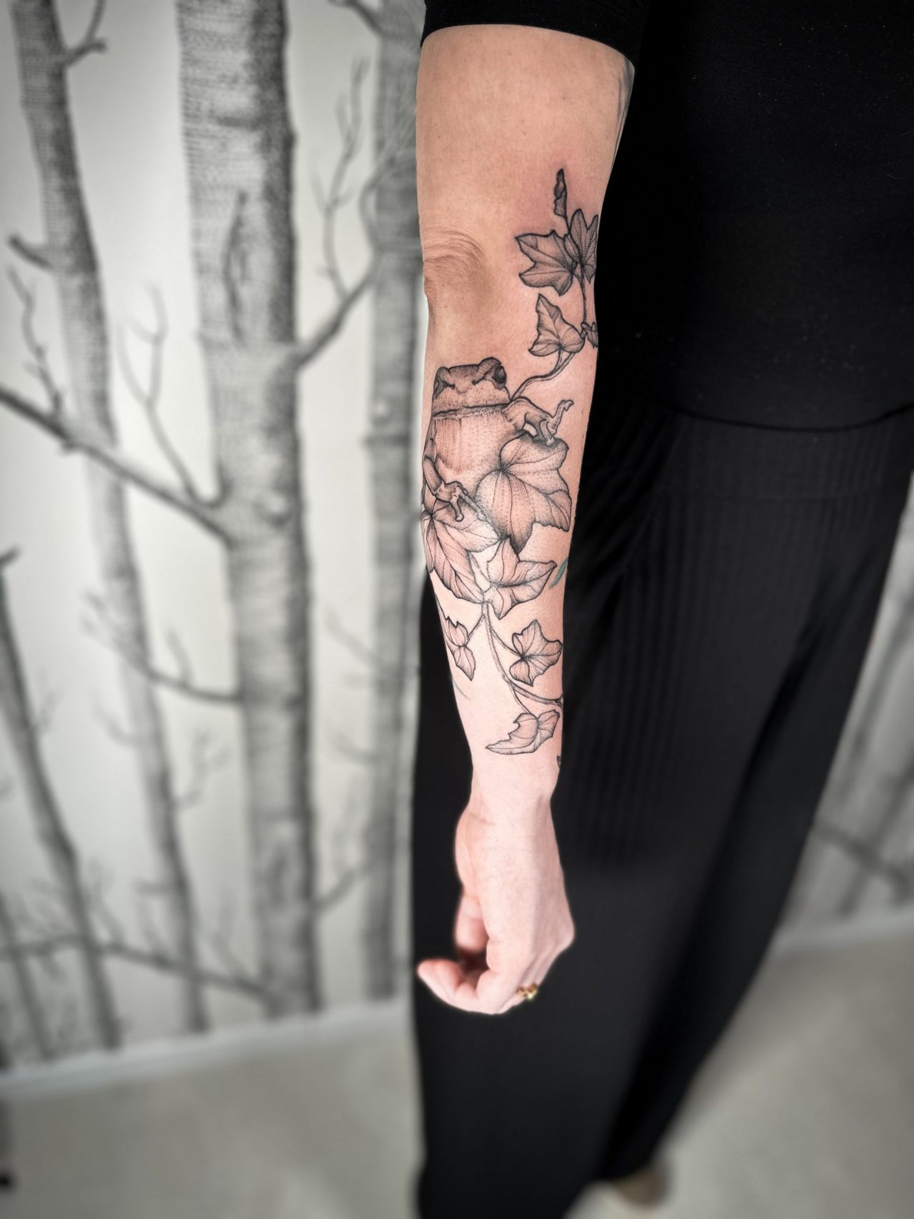 Armtattoo: Frosch mit Efeuranke