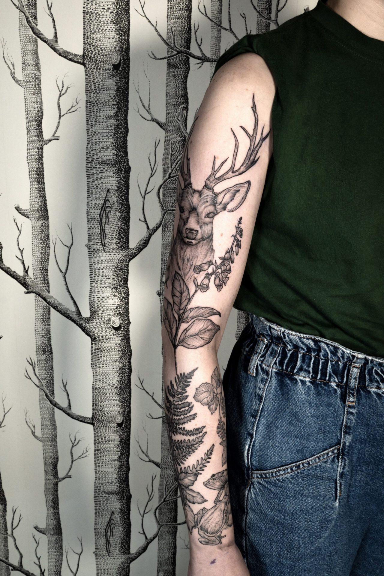 Armsleeve mit Waldmotiven: Hirsch, Farn, Pilz, Frosch, Brombeeren, Fingerhut