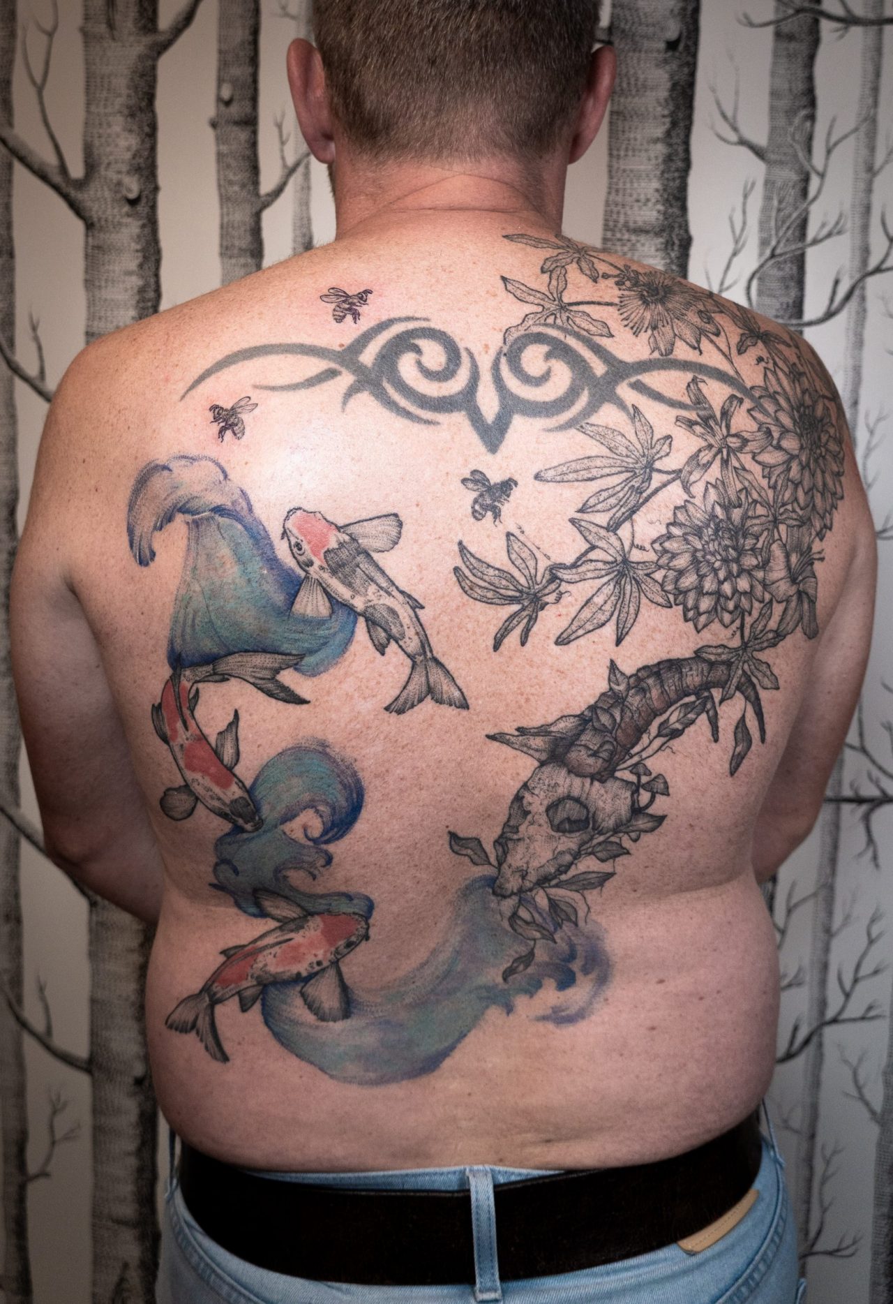 Rückentattoo: Dahlien, Steinbockschädel und Kois, zum Teil mit Farbe