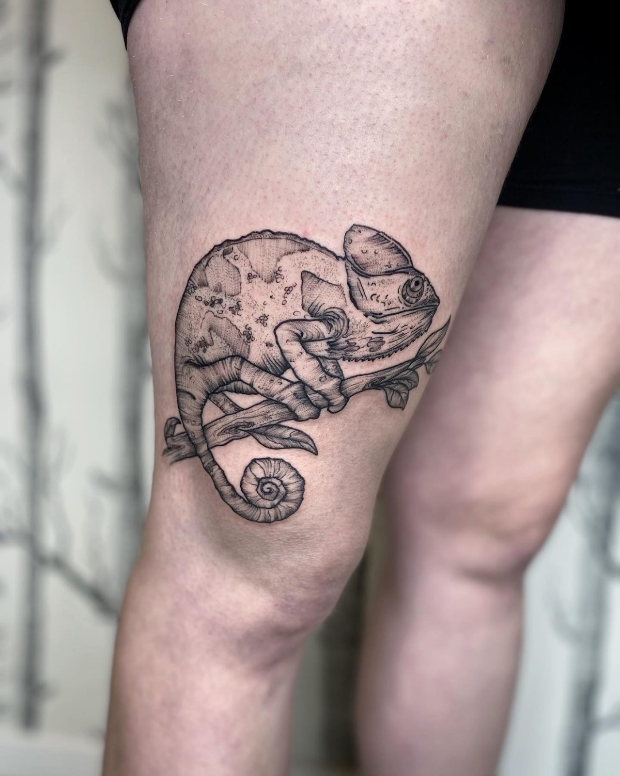 Oberschenkeltattoo: Chamäleon auf Ast