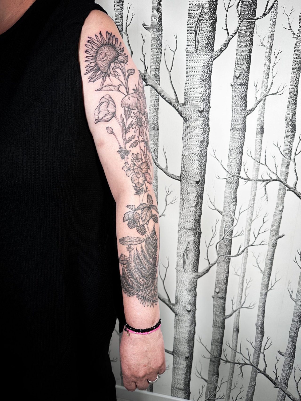 Armsleeve mit Sonnenblume, Mohn, Farn, Brombeeren, Schmetterling, Pilzen und Biene