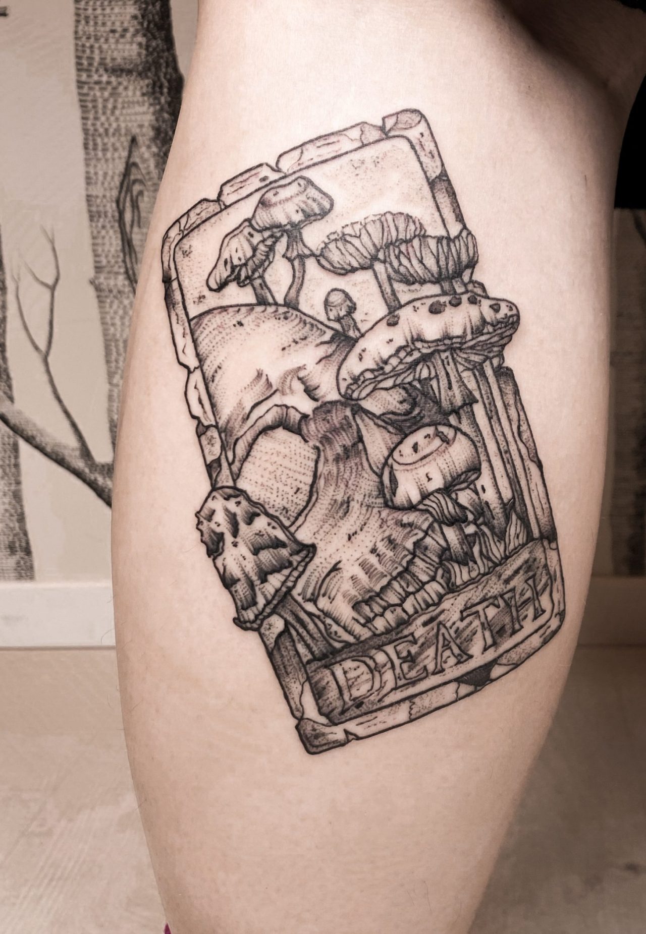 Tarotkarte Death auf dem Unterschenkel: Schädel mit Pilzen