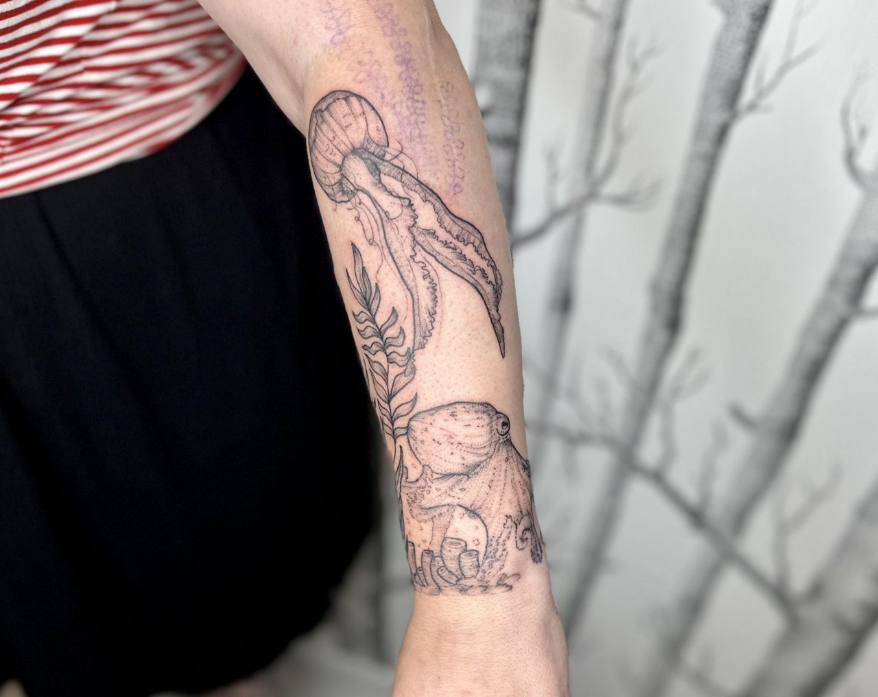 Unterarmsleeve mit Korallen, Oktopus, Qualle und Algen