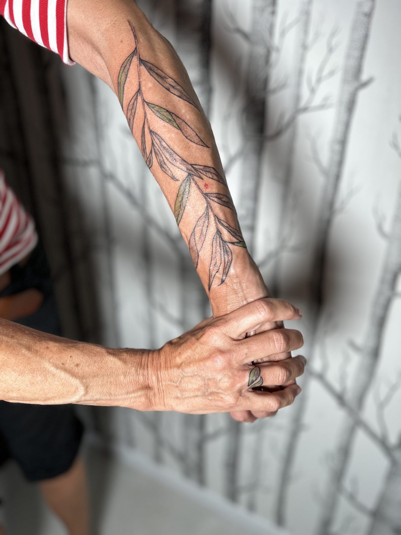 Armtattoo: Weidenzweig mit Farbelementen