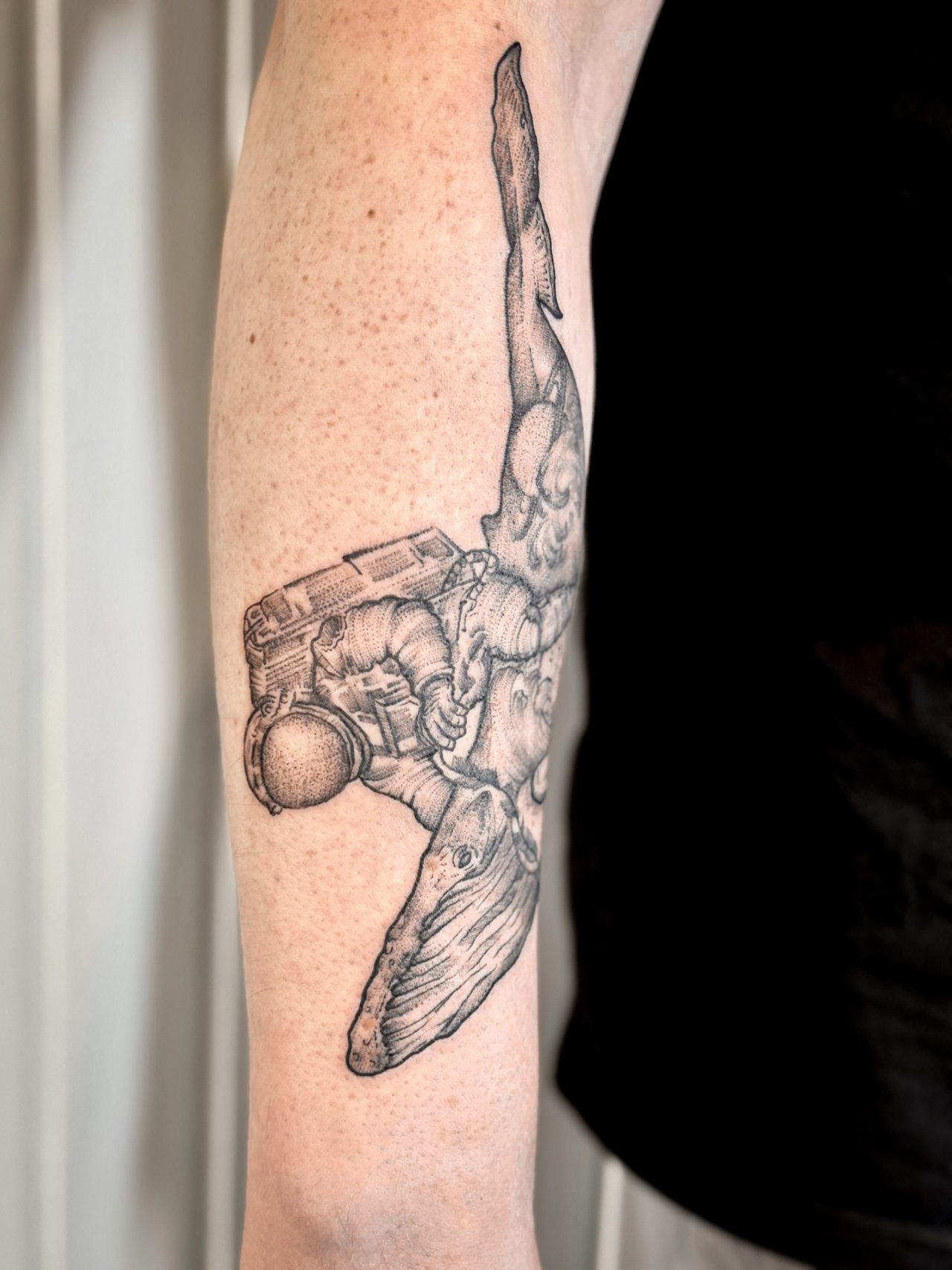 Astronaut reitet einen Wal auf dem Unterarm