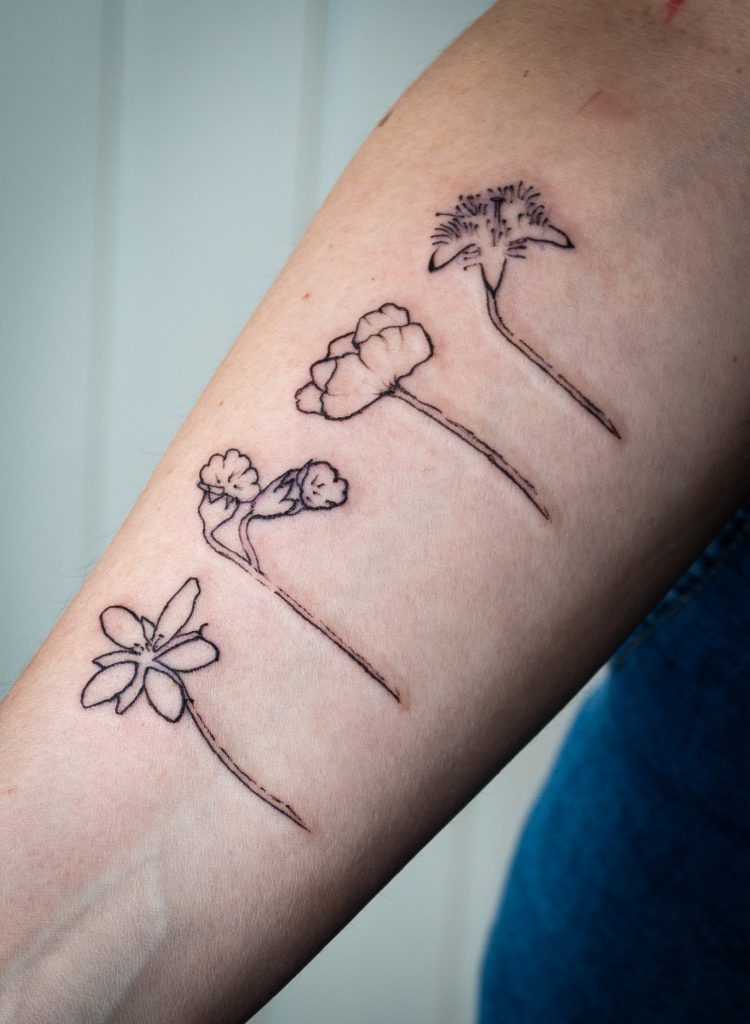 stilistisches Unterarmtattoo mit Blumenmotiven - naturalistic black and grey - Kunst und Tattoo - Köln