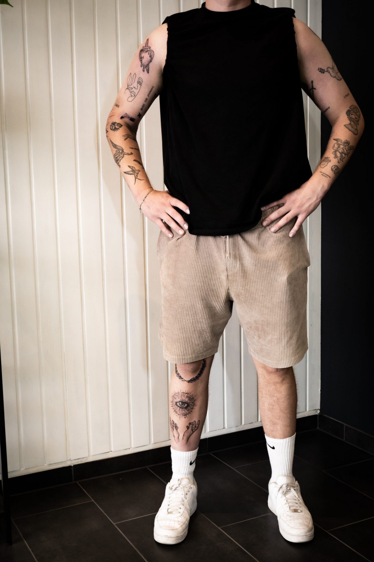 Körper mit vielen kleinen Motiven auf Schienbein und Armen