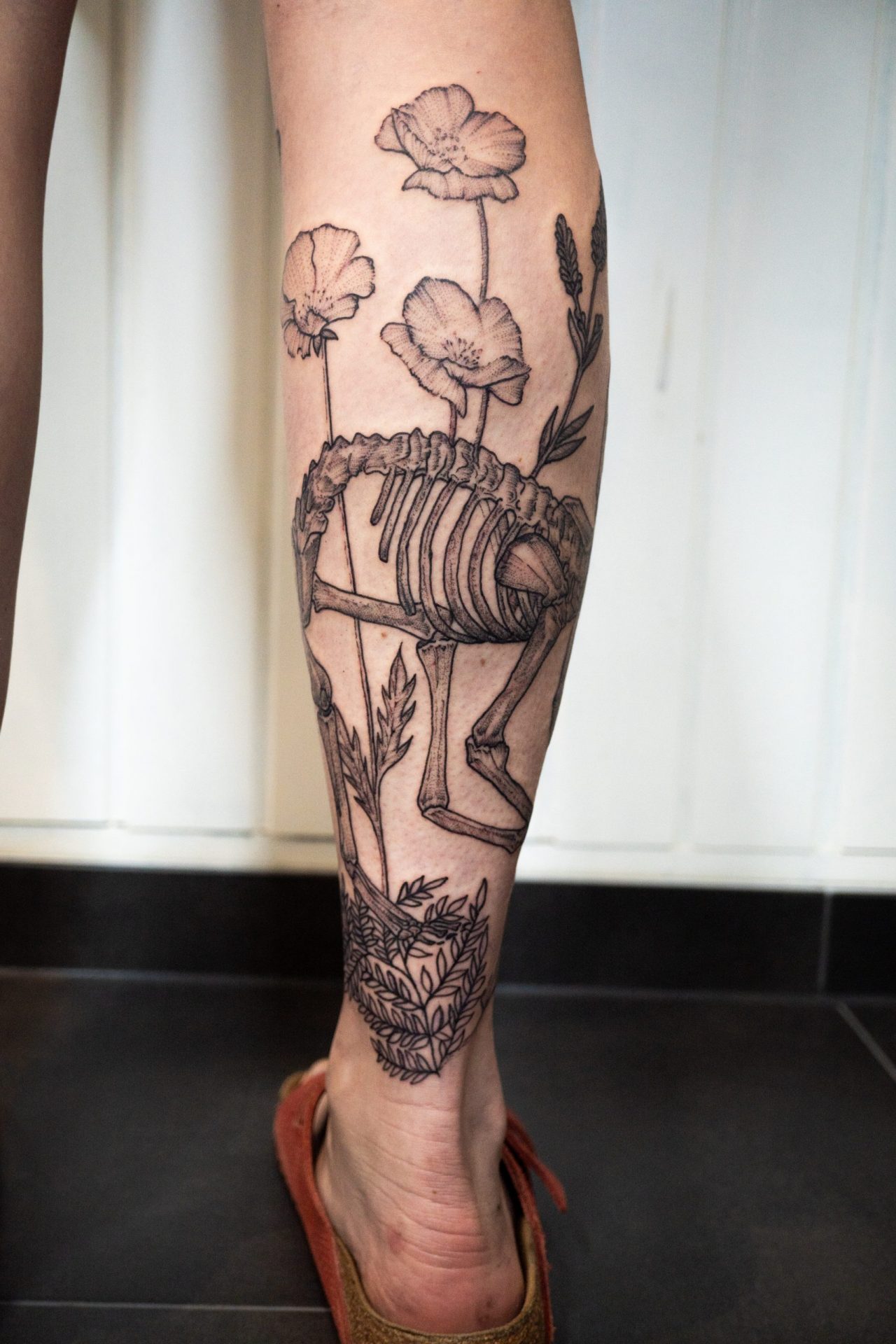 Beinsleeve Katzenskelett (mittlerer Teil mit Mohnblumen)