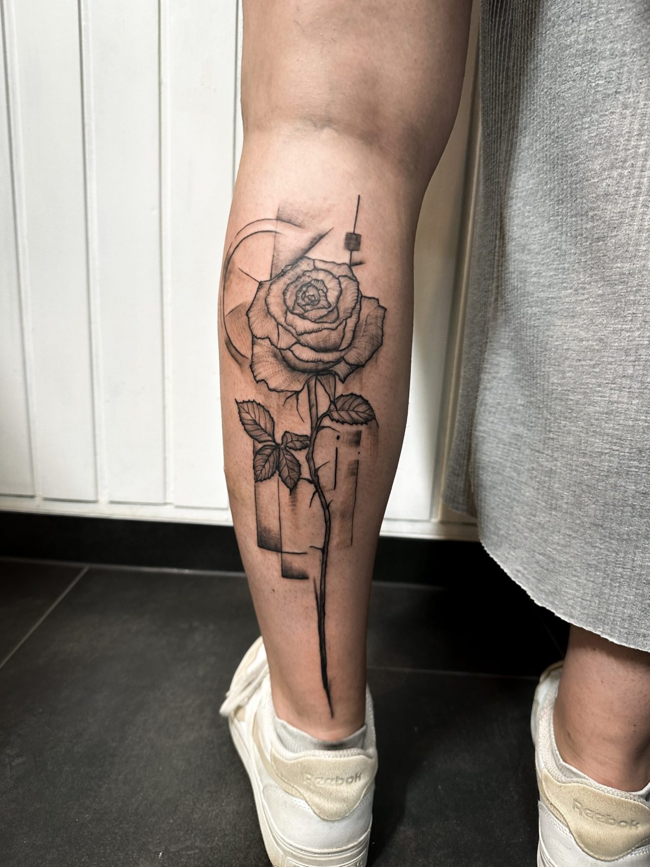 geometrische Rose auf der Wade im Concept Art Stil