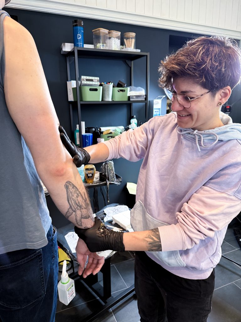 Tätowiererin und Künstlerin Nuui im Tattoo und Kunst Atelier Herbarium - Köln Nippes