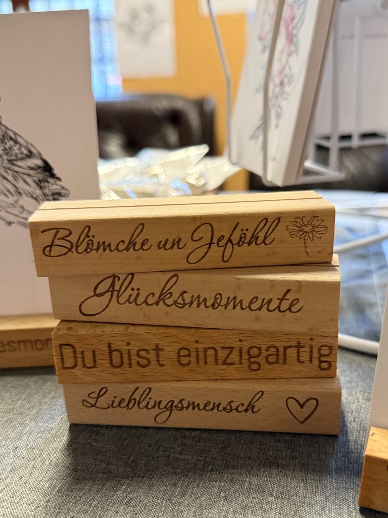 individueller Kunst-Shop und Geschenkideen in Köln: Postkartenhalter mit diverser Beschriftung