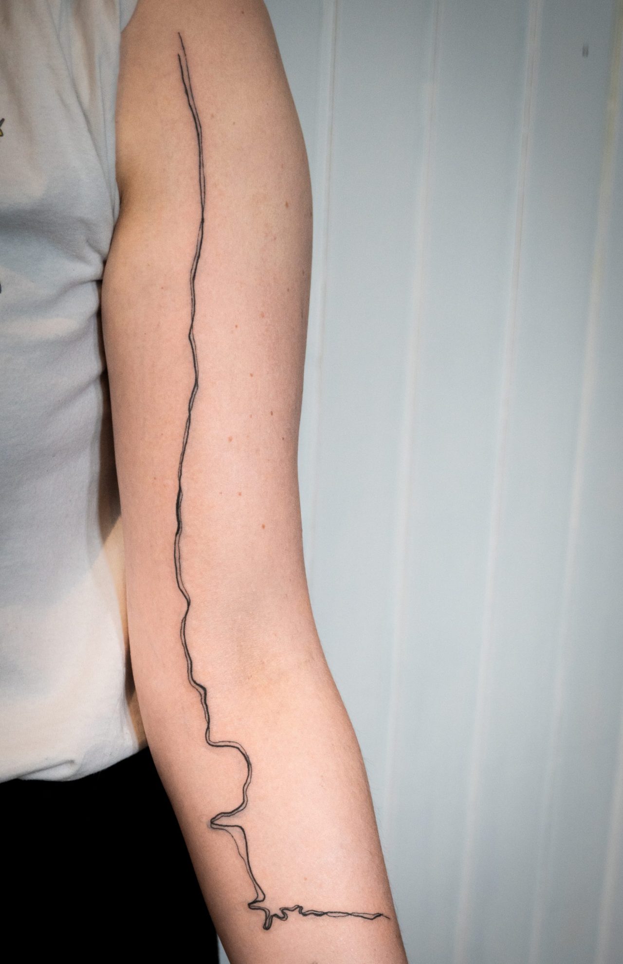 Linien auf Arm symbolisieren Verlauf von zwei Flüssen