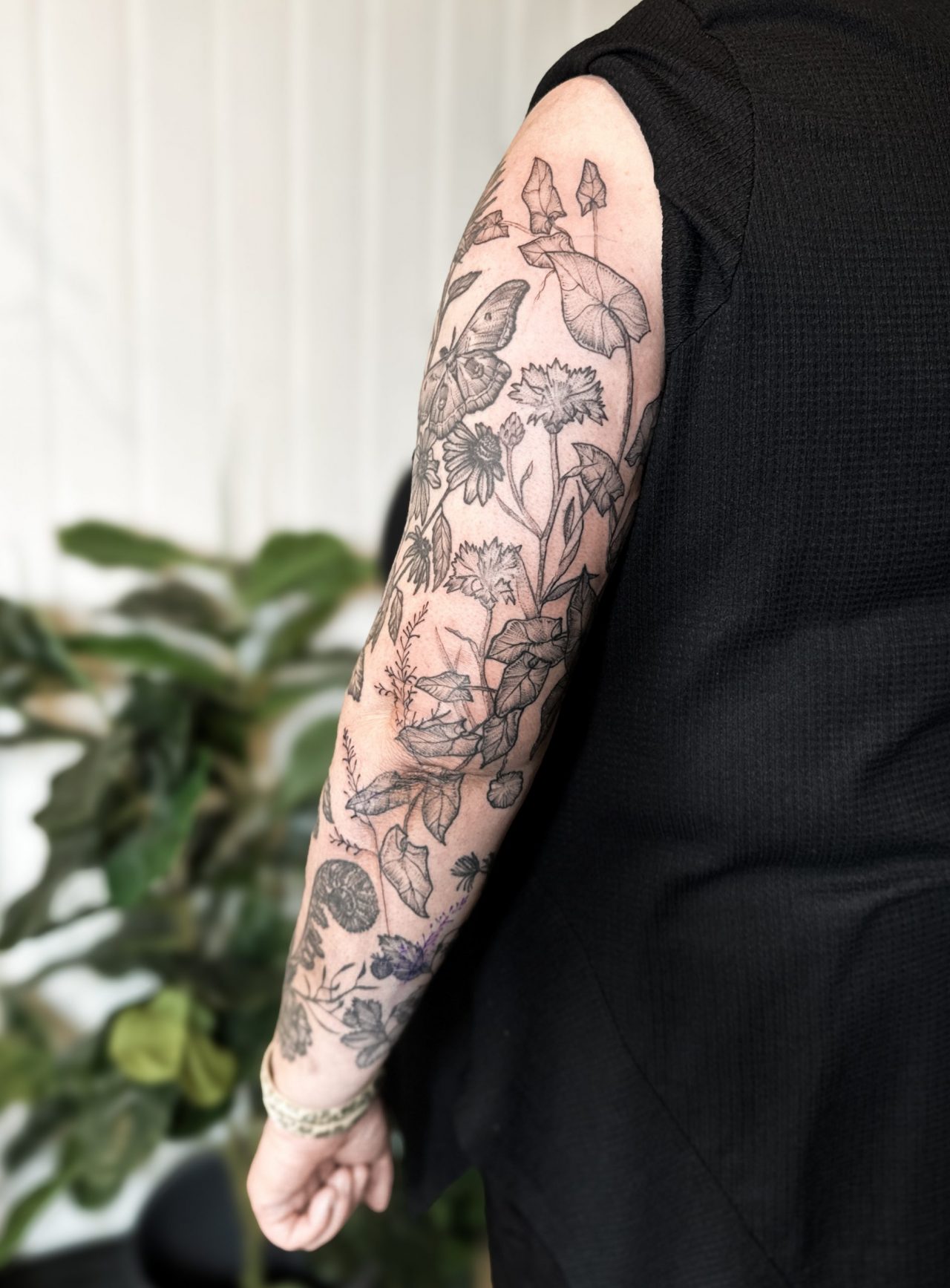 Armsleeve mit vielen Blumen, Blättern und Faltern
