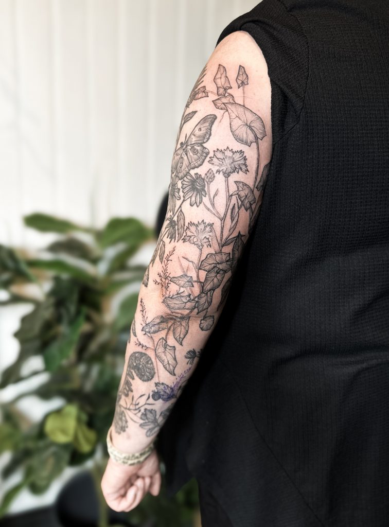 feines Tattoo Armsleeve mit Waldmotiven - naturalistic black and grey - Kunst und Tattoo - Köln