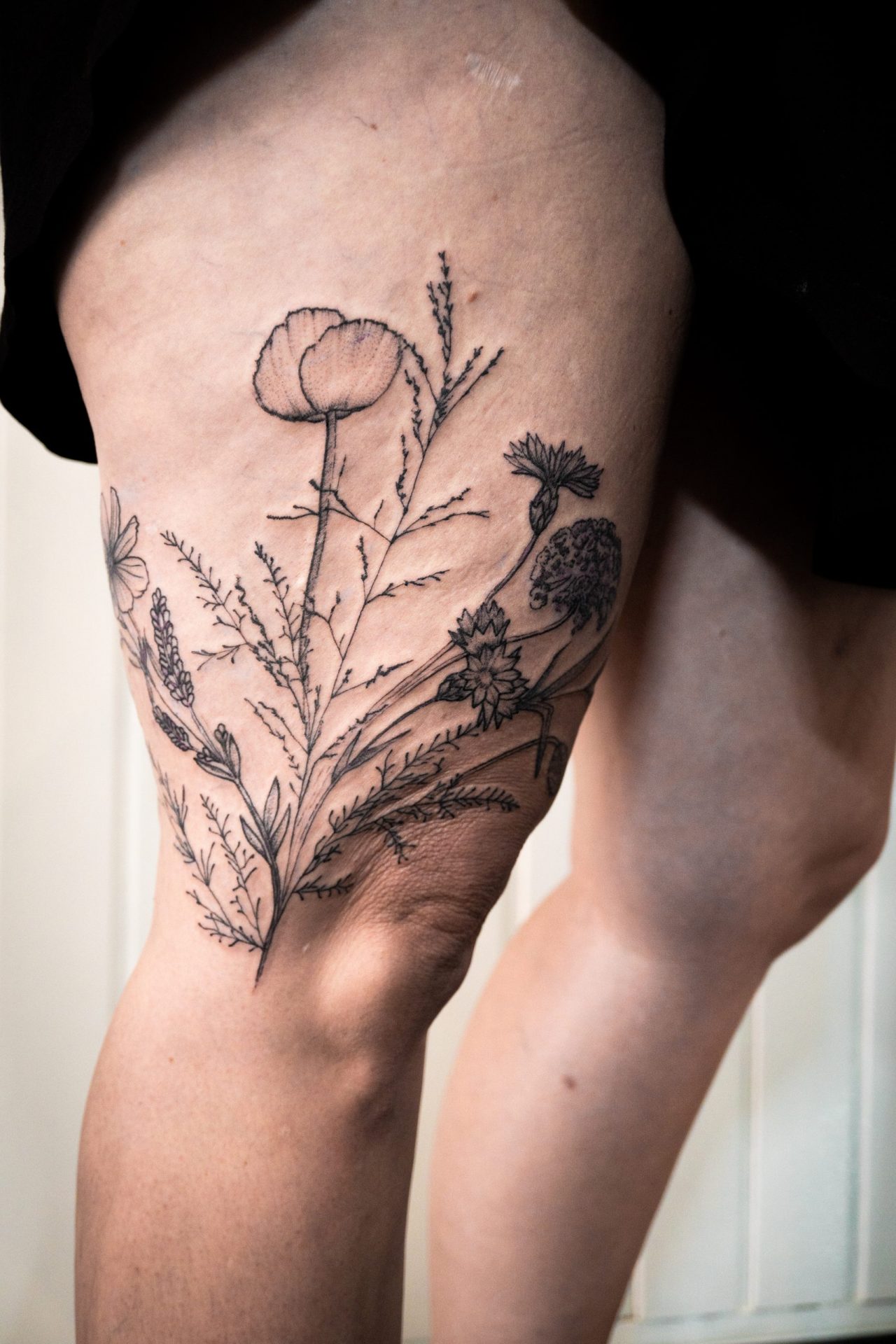 Oberschenkeltattoo: Wildblumenstrauß