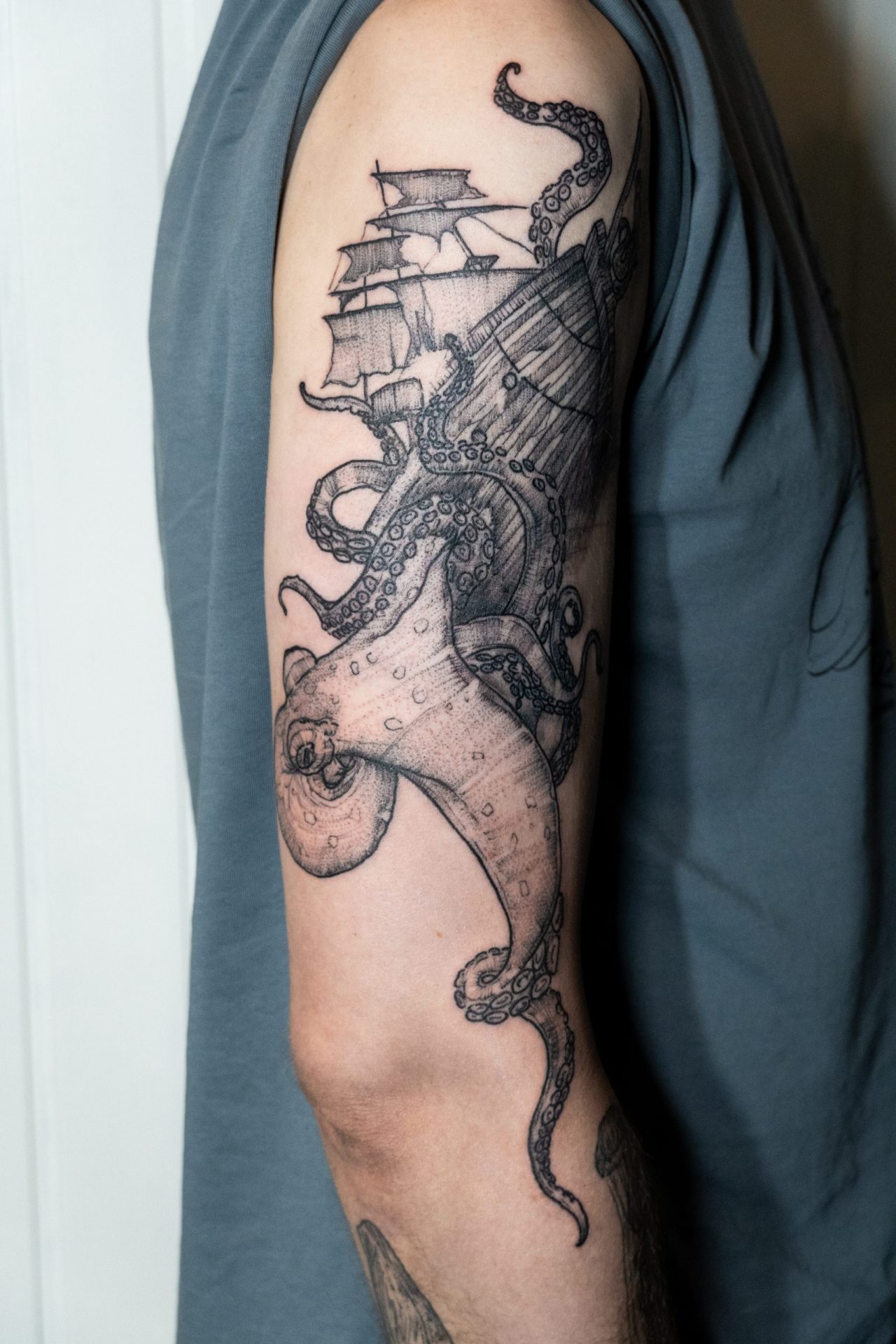 Oberarmtattoo vollendet Ozean-Sleeve: Oktopus zerstört Schiff