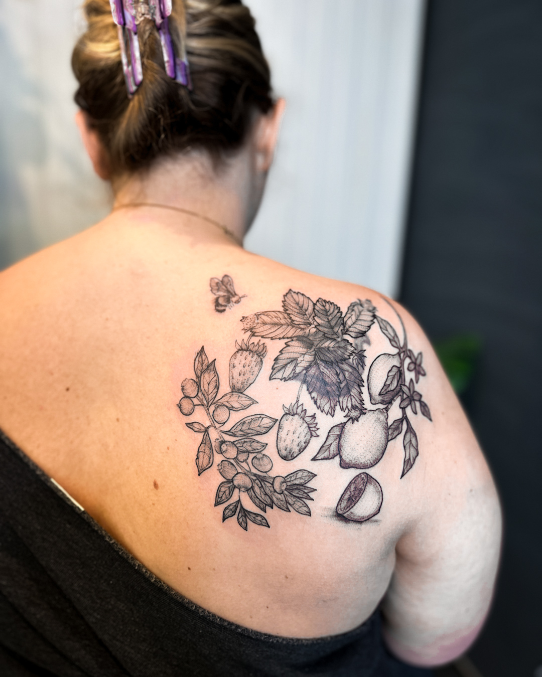 Schulter Cover Up bzw. Blast Over: Blaubeeren, Erdbeeren, Zitronen und Blätter mit einer kleinen Biene