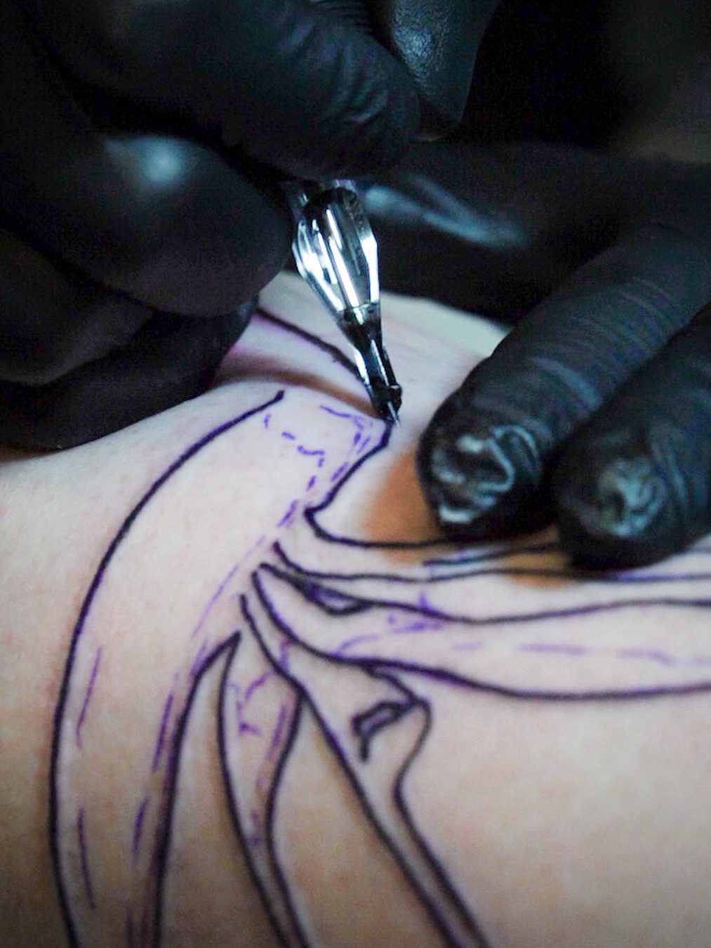 präzises Tätowieren auf der Haut 