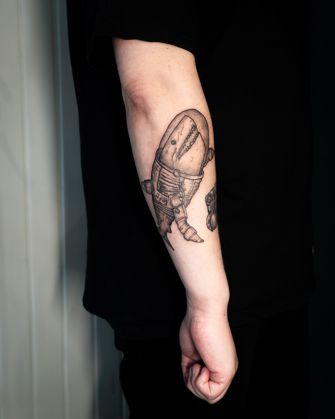 Unterarmtattoo: Hai im Raumanzug mit Glasglocke