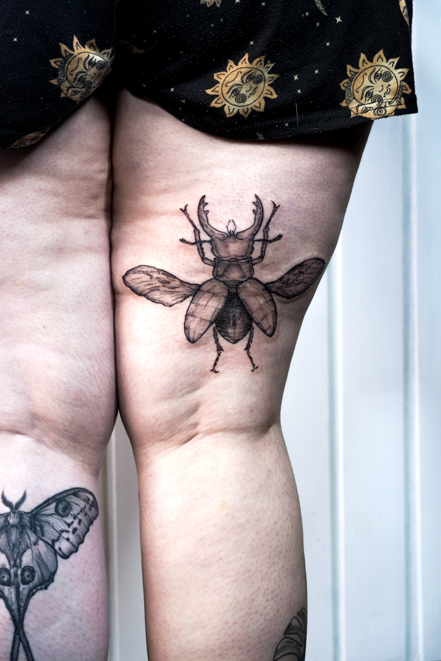 Oberschenkelrückseite Tattoo fliegender Hirschkäfer von oben