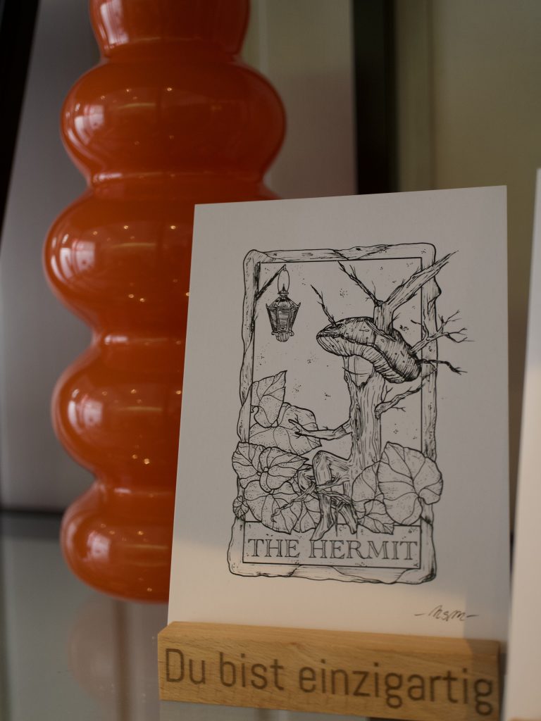 individueller Kunst-Shop und Geschenkideen in Köln: Postkarte mit Kartenhalter - The Hermit