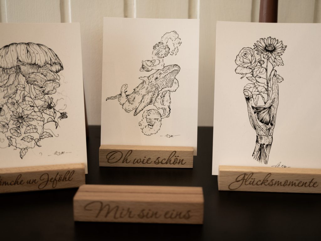 individueller Kunst-Shop und Geschenkideen in Köln: Postkarten mit Kartenhaltern