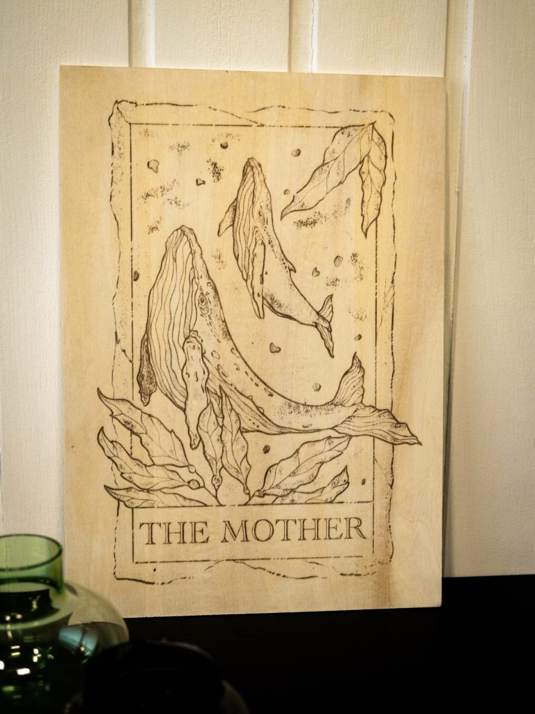 individueller Kunst-Shop und Geschenkideen in Köln: Holzbild A4 - Beispiel "The Mother"